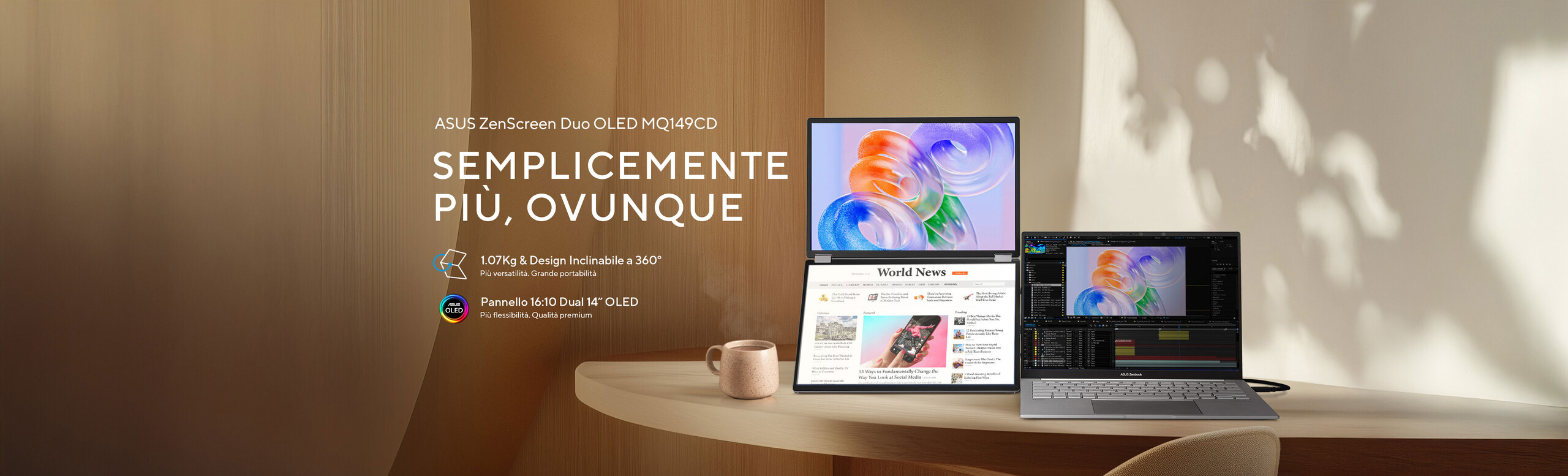 L'immagine mostra un dispositivo ASUS ZenScreen Duo OLED MQ149CD su una scrivania. Accanto al dispositivo c'è un laptop con un'interfaccia che mostra del contenuto multimediale. La scena è ambientata in un ambiente luminoso e accogliente.