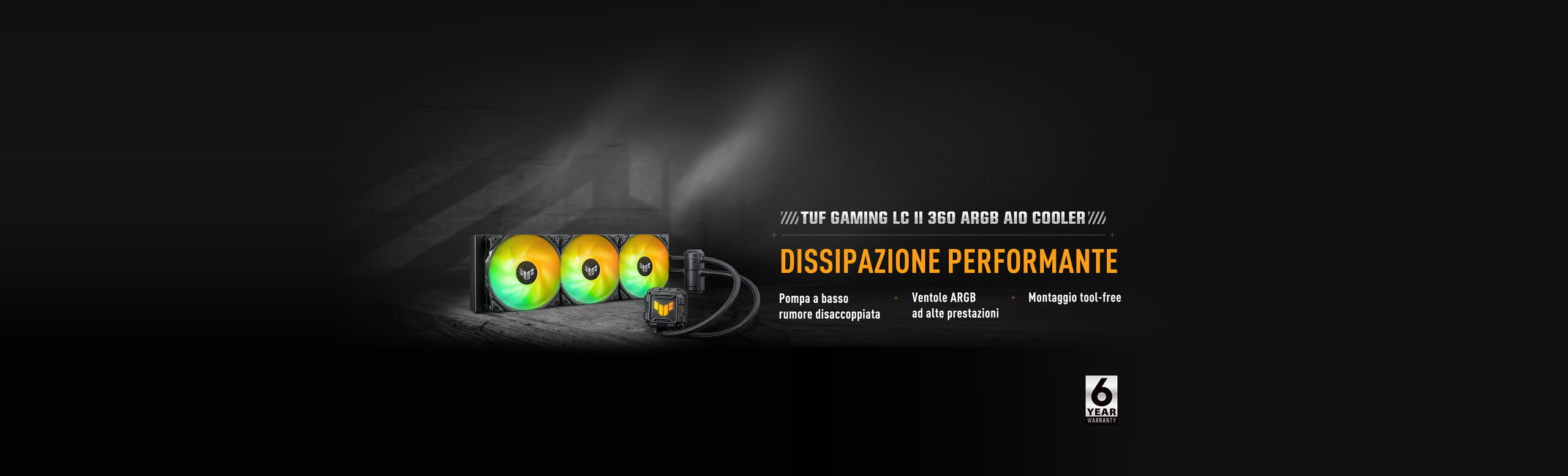 L'immagine mostra una pubblicità di un sistema di raffreddamento a liquido per computer, il TUF Gaming LC II 360 ARGB AIO Cooler. A sinistra ci sono immagini dei componenti, compreso il radiatore e tre ventole ARGB illuminate con colori vivaci.