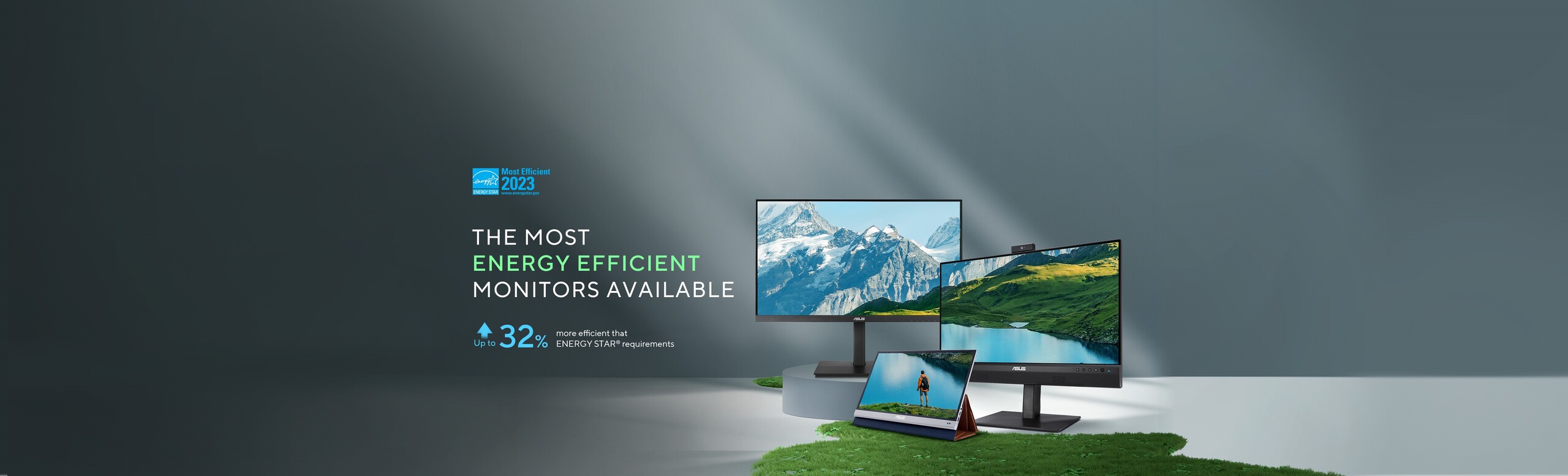 L'immagine mostra un set di tre monitor ASUS a limitato consumo energetico