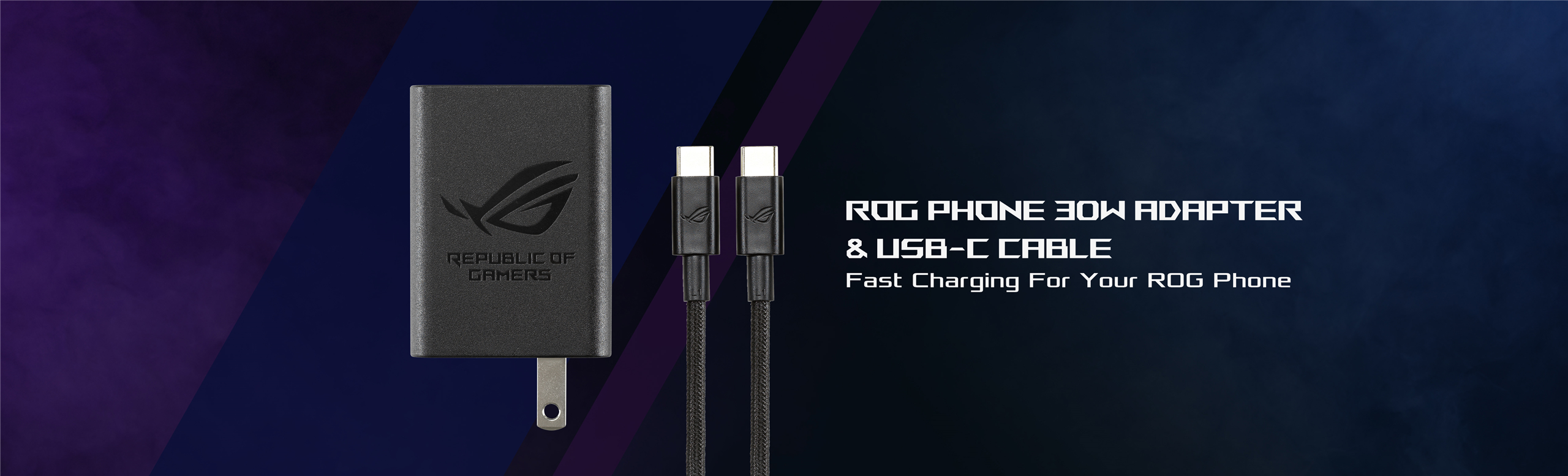 Nell'immagine si vede un adattatore 30W e un cavo USB-C della serie Republic of Gamers. L'adattatore è nero e porta il logo della serie. A fianco ci sono due cavi USB-C.