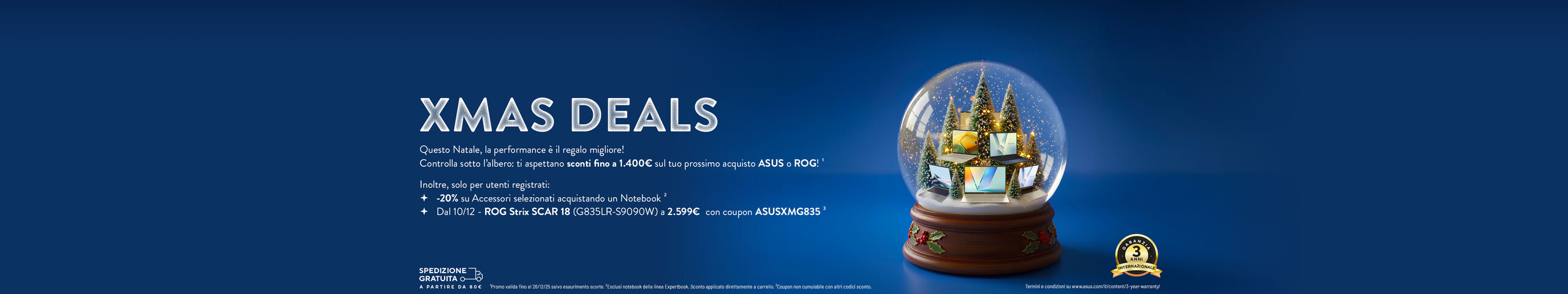 L'immagine è una pubblicità festiva per offerte natalizie, con un globo di neve contenente alberi di Natale e laptop o tablet, ambientata su uno sfondo a gradiente di blu scuro. L’immagine è progettata per suscitare un senso di gioia ed eccitazione, tipico delle promozioni delle festività.