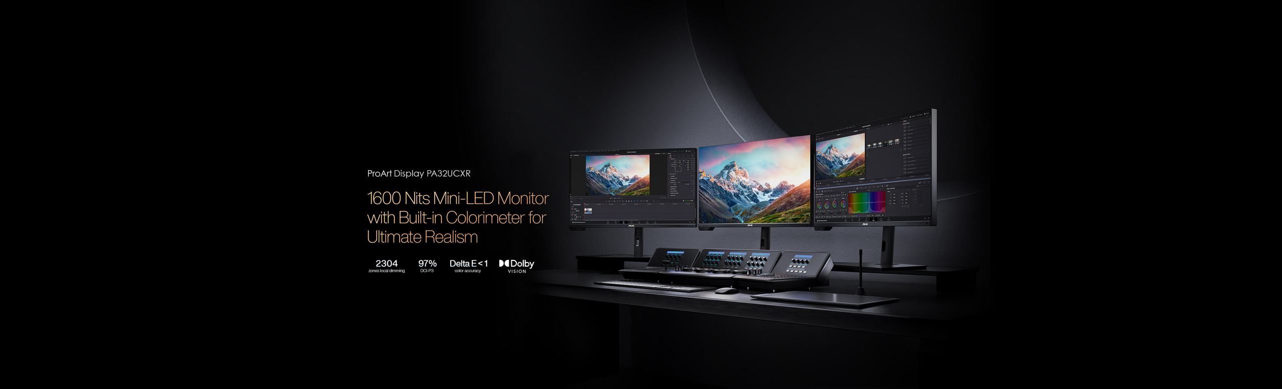 Trei monitoare ProArt Display PA32UCXR sunt afisate pe o masa de lucru, alaturi de echipament specific pentru productia foto-video.