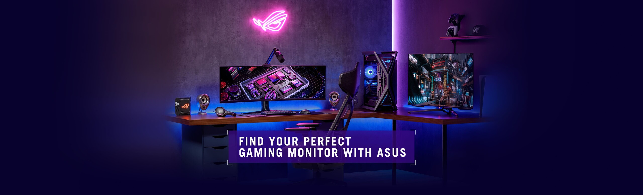 Imagine cu o configurație ROG pentru gaming care include pe un birou doua monitoare, un calculator, tastatura, mouse, casti si un scaun de gaming,