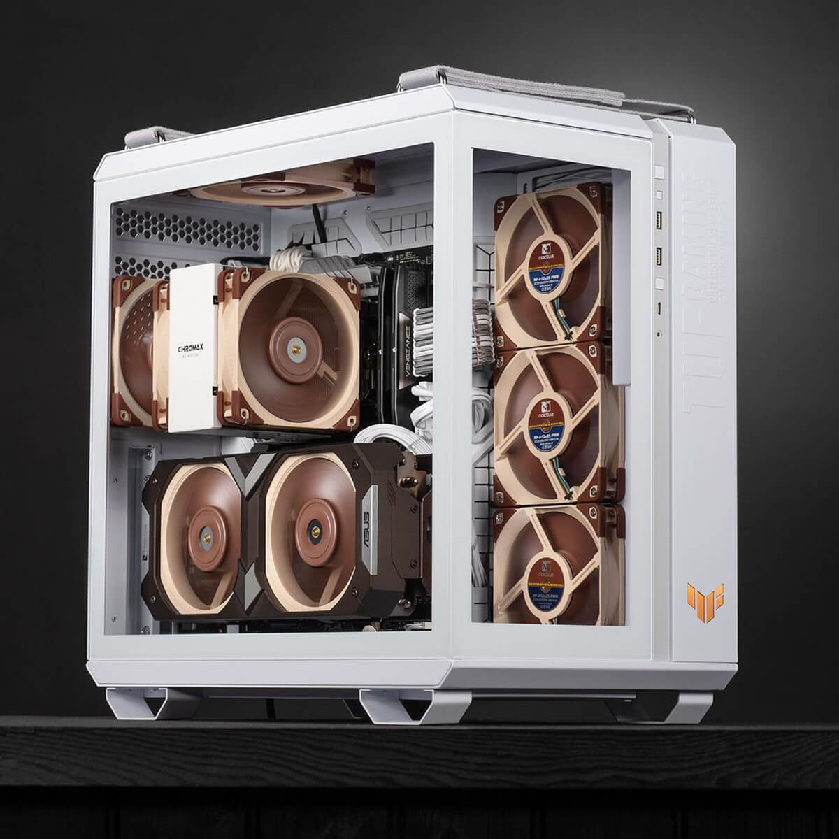 傾斜角度的完整白色機殼 Noctua 電腦配置視圖