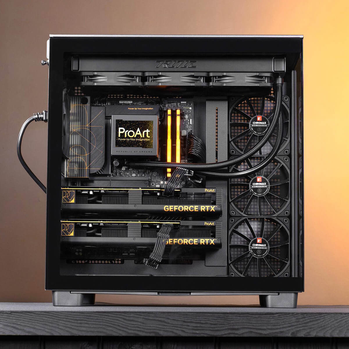 完整 ProArt 電腦的側視圖，並插有兩張 ProArt 顯示卡