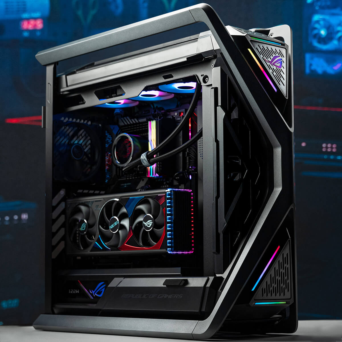 傾斜角度的完整 ROG 電腦配置視圖，配備 ROG 組件